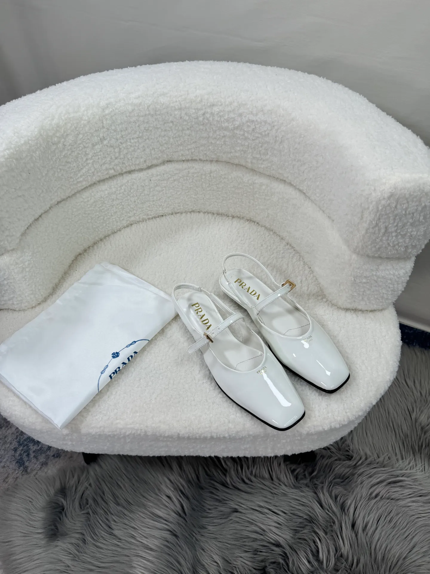 👟👟Ex-factory price 460👟👟Prada top version 🌸2025 launches Prada back-slip shoes, a must-have item for women 🆚😍😍😍——————😍😍😍🆚 💥PRADA's early spring T-stage catwalk show is the same style as "Dreams Never Sleep". Prada can use it on important occasions. The fresh style has a bit of nobility and is perfect on the feet. 💃💃 Wear this shoe with it. It is elegant and crystal clear, regardless of various accessories. The materials are all exclusively customized one-to-one and must be zero-distance from the original. The entire series is full of exciting and unexpected combinations of elements. The expression of different materials and textures of fabrics has a strong artistic flavor, allowing you to appreciate the ever-changing style of Prada girls. Bulling Bulling’s classic + candy color 🍬 paired with a creative letter logo! An eye-catching design! So feminine! Wear it and you will be the most beautiful girl in this gai! 😍😍😍 1⃣ Upper: imported patent leather cowhide 2⃣ Lining: imported mixed sheepskin 3⃣ Outsole: Italian genuine leather outsole 4⃣ Size: 35-40 (41 can be customized)